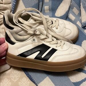 Link Kids Shoes in White and Black